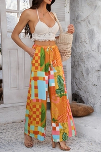 Détail de la taille haute et imprimé tropical géométrique coloré sur le pantalon