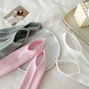 Detaillierte Strickstruktur von Ballet-Beinstulpen in Grau, Rosa und Weiß-Optionen