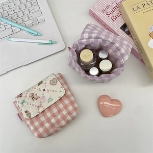 Portable mini gingham quilted storage bag for cosmetics and travel essentials pack