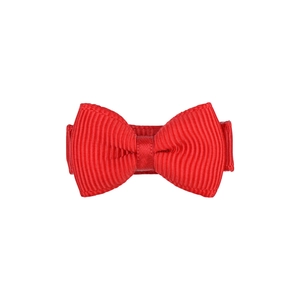 Détail d'un nœud papillon rouge en ruban gros-grain avec pince pour bébé fille
