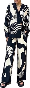 Détail du motif géométrique abstrait noir et blanc sur la chemise et le pantalon large