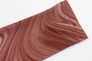 Détail de la robe imprimée marbre marron avec surpiqûres doubles de qualité sur l'ourlet