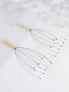 Detail van twee hoofdmassage-apparaten met metalen draden en antisliphandgrepen op wit