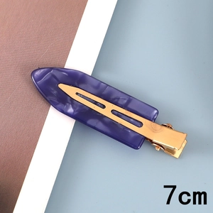 Detailed view of dark blue marbled resin hair clip with 7cm measurement indicator