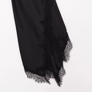 Elegante vestido de satén negro con delicado ribete de encaje y cintura entallada