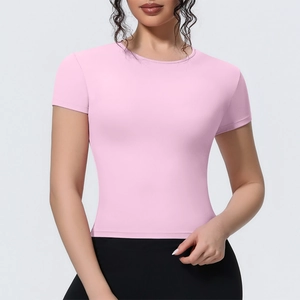 Gros plan d'un t-shirt de yoga rose ajusté à manches courtes en tissu respirant sport