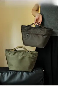 Dettaglio di borse termiche con cerniere sicure e manici in nylon resistenti