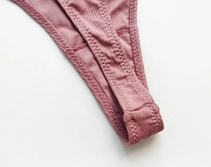 Detaillierte Nahaufnahme des gerippten Baumwoll-Strings mit präzisen Nähten in Mauve