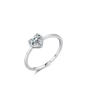 Elegant S925 sterling silver ring featuring a heart-shaped cubic zirconia stone