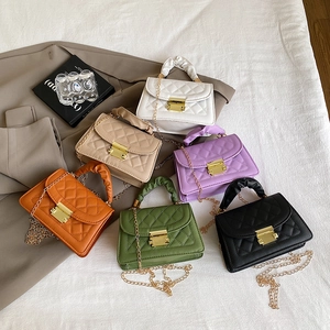 Detalle de bolsos acolchados con cadena en seis colores y asas con volantes