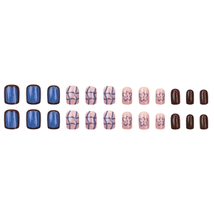 Faux ongles courts carrés bleu Klein et marron avec motifs à carreaux fleuris