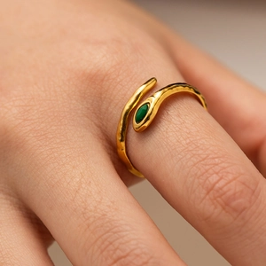 Schlange Offener Ring Edelstahl 18K Vergoldet Mit Grünem Marquise Stein Hammerschlag Textur Retro Französischer Stil