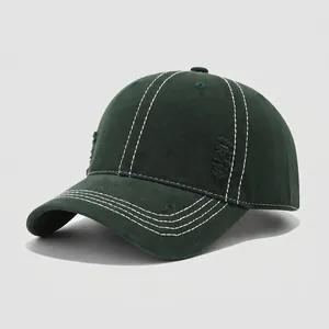 Detalle de gorra infantil verde oscuro con costuras blancas en contraste y efecto desgastado