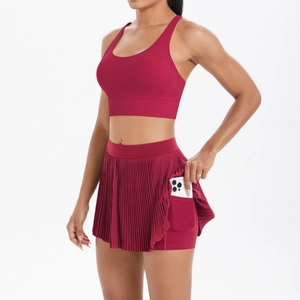 Détail de la jupe-short de sport plissée à taille haute avec poche latérale cachée