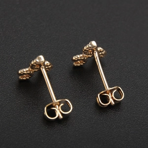 Paar 18k vergoldete religiöse Ohrstecker mit ovalem Kreuzdesign und Rückenansicht