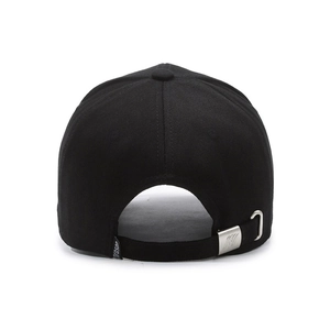 Berretto da baseball in cotone nero con fibbia in metallo argento regolabile ed etichetta