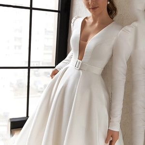 Elegante abito lungo in raso bianco con scollo a V e cintura in vita da donna