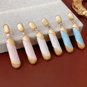 Orecchini vintage in oro spazzolato con smalto colorato e cristalli scintillanti