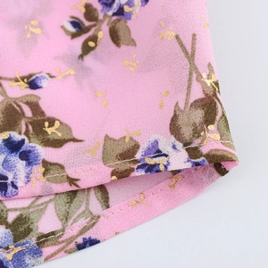 Camicetta bohémien rosa a fiori con dettagli dorati e maniche a campana da donna