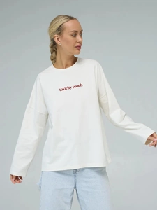 Wit katoenen T-shirt met lange mouwen, rode Toxicity Coach opdruk en een losse, casual pasvorm