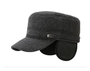 Detalle de gorra de invierno con orejeras cálidas y textura de tejido de sarga