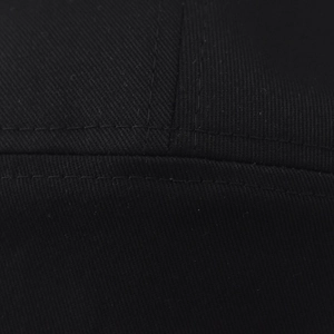 Dettaglio ravvicinato del tessuto in twill di cotone nero con doppia cucitura