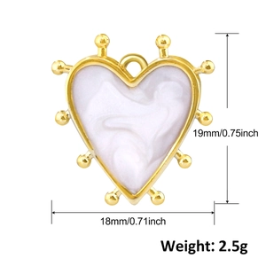 Pendentif cœur plaqué or dimensions 18x19mm avec incrustation blanc marbre sur fond blanc