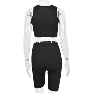 Vista posteriore del set sportivo in maglia a coste nera con crop top e pantaloncini ciclista