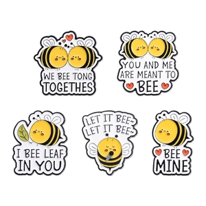Cinq badges mignons en émail de abeilles avec jeux de mots et couleurs jaune et noir