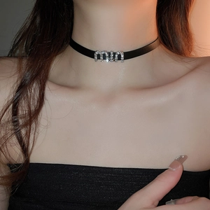 Détail du choker en similicuir noir avec lettres miu ornées de strass étincelants