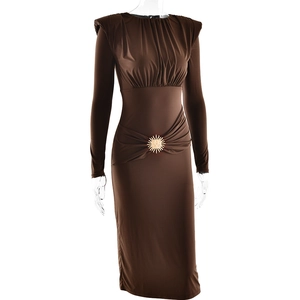 Détail de la robe mi-longue marron foncé ajustée avec une boucle dorée élégante à la taille