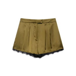 Armeegrüne Satin-Shorts mit schwarzem Spitzenbesatz in einer hochwertigen Produktansicht