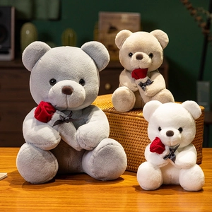 Osos de peluche en gris, beige y blanco sosteniendo rosas rojas en posición sentada