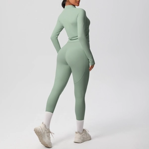 Vue détaillée de l'ensemble de yoga vert sauge avec taille haute et tissu brossé