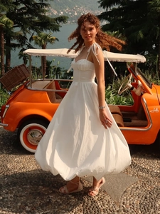 Robe midi vintage en coton blanc avec ourlet bulle et bretelles à nœuds élégantes
