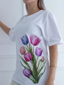 Γυναικείο λευκό βαμβακερό t-shirt με ζωντανό φλοράλ τύπωμα τουλίπας στο στήθος