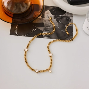 Détail du collier chaîne cubaine en acier doré 18K avec pierres de zircon carrées