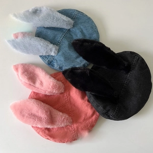 Béret mignon en denim avec oreilles de lapin en bleu, rose et noir pour un style chic