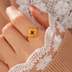 Détail d'une bague vintage plaquée or avec motif étoile ajouré et texture mate raffinée