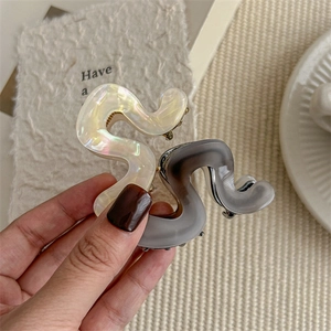 Minimalist S-shaped acetate hair claws in pearl white and smoky gray for women