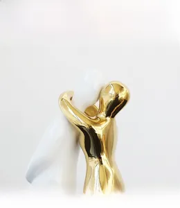 Détails rapprochés du placage à l'or métallique et de la surface en céramique blanche polie