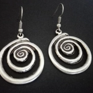 Orecchini a spirale geometrici vintage con finitura in argento e texture antica