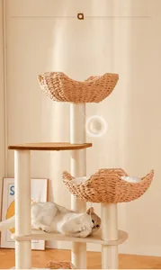 Details des mehrstöckigen Kratzbaums mit geflochtenen Körben und Sisal-Kratzsäulen