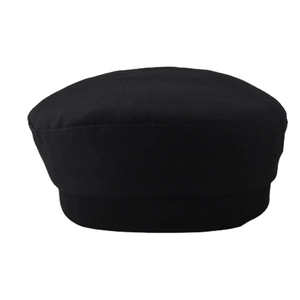 Casquette plate noire en coton avec un design minimaliste sur un fond blanc épuré