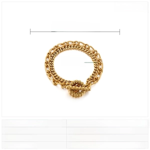 Gros plan d'un bracelet double couche en acier inoxydable doré avec fermoir OT de 210 mm
