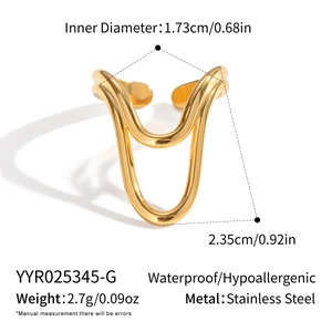 Détails de la bague en U en acier doré avec dimensions et poids de 2,7 grammes