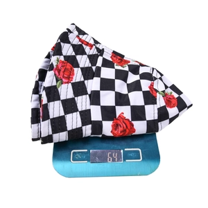 Vue détaillée de ce chapeau bob à carreaux et roses pesant environ 64 grammes