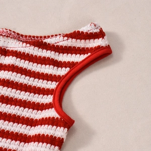 Gros plan sur la maille rayée rouge et blanc montrant la texture et la finition