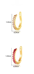 Détail montrant les gemmes rectangulaires colorées et dimensions de 1,42 cm de la bague d'oreille