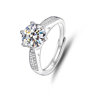Détail macro d'une bague en argent S925 avec moissanite à six griffes et diamants latéraux